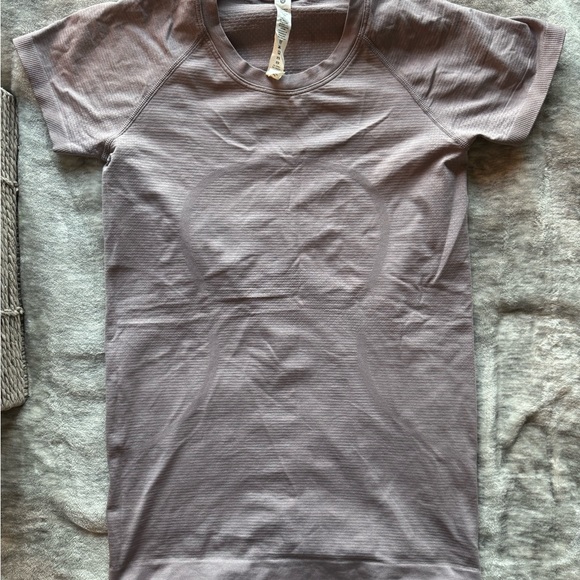 Swiftly Tech Short Sleeve
Shirt 2.0 Violet Verbena/Violet Verbena
Size 6 - Picture 2 of 4